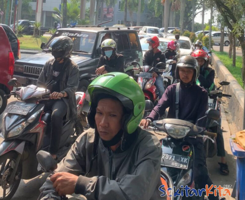 Antrean panjang pengisian BBM di SPBU Kota Baru Parahyangan KBB, pasca kenaikan harga pada Sabtu 03/09 tadi. (Foto: @infobdgbaratcimahi)