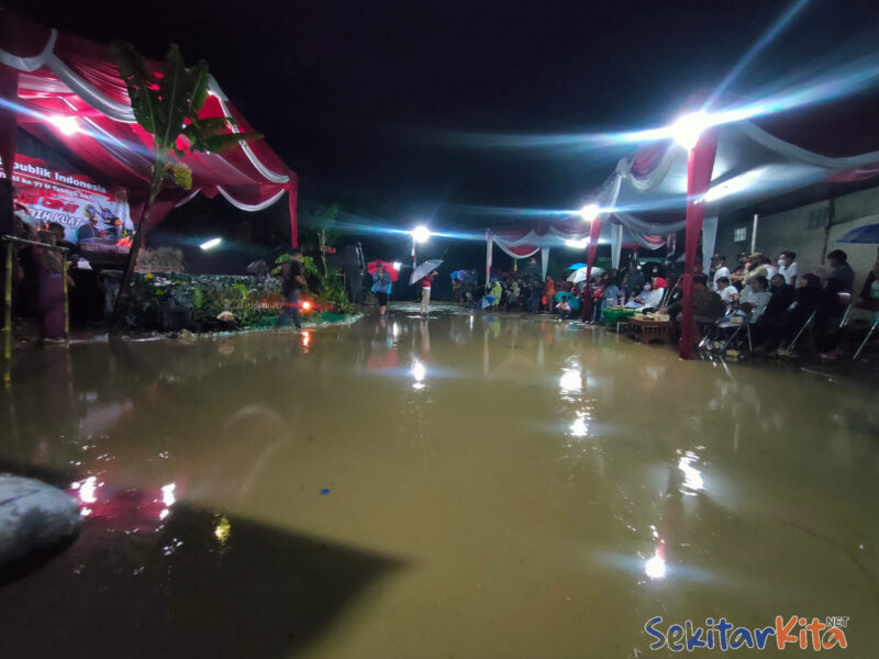 Semarak puncak HUT RI ke-77 di Kampung Rancabali, Desa Padalarang meriah meskipun genangan air mengelilingi lokasi hadir wakil Ketua DPRD KBB, Pipih Supriati (foto: Abdul) dok. SekitarKita