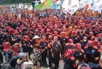 Buruh siap mogok nasional jika harga BBM tak kunjung turun (foto: Dede Rahmat/FSPMI)