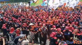 Buruh siap mogok nasional jika harga BBM tak kunjung turun (foto: Dede Rahmat/FSPMI)