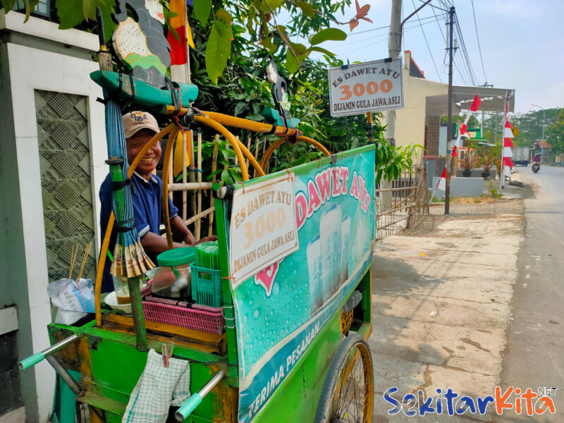 Iwan pedagang es dawet ayu Kota Tegal mengaku kenaikan BBM tidak berpengaruh pada komoditi bahan baku (Foto: Abdul)