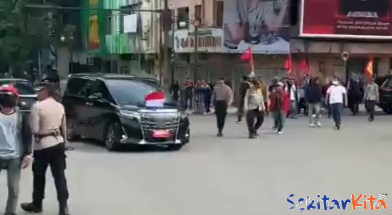 Viral detik-detik mobil mewah milik Wapres Ma’aruf Amin di hadang puluhan mahasiswa di Palembang (Arjun @kabarnegri)