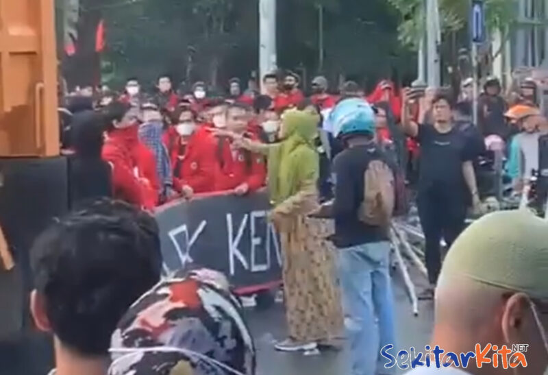 Seorang emak-emak bubarkan pendemo dan maki-maki mahasiswa di Unhas Makassar. Kamis (08/09/2022). Video @kabarnegri