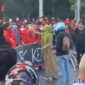 Seorang emak-emak bubarkan pendemo dan maki-maki mahasiswa di Unhas Makassar. Kamis (08/09/2022). Video @kabarnegri