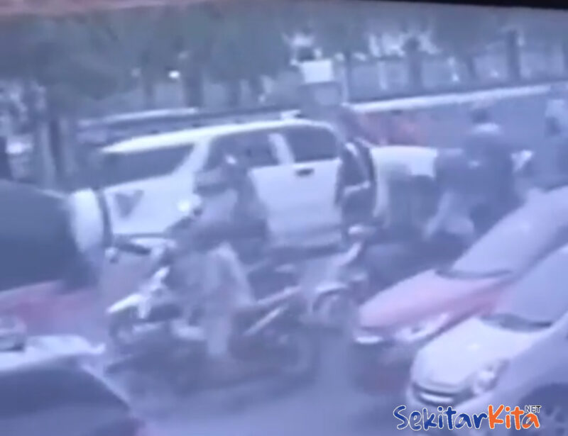 Viral oknum anggota polisi pukul TNI di Palembang (@kabarnegri)
