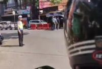 Viral video detik-detik pengendara motor diberhentikan petugas jajaran Satlantas Polres Cimahi (foto: @satlantaspolrescimahi)