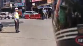 Viral video detik-detik pengendara motor diberhentikan petugas jajaran Satlantas Polres Cimahi (foto: @satlantaspolrescimahi)