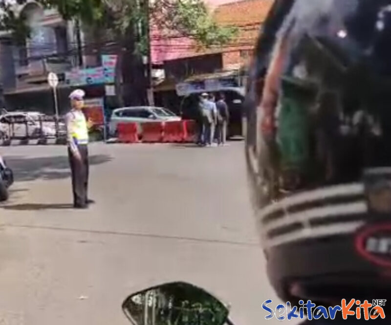 Viral video detik-detik pengendara motor diberhentikan petugas jajaran Satlantas Polres Cimahi (foto: @satlantaspolrescimahi)