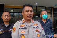 Kapolsek Cikarang, Kompol Mustakim saat memberikan klarifikasi terkait warga Cikarang yang diduga diculik dan di buang di Sukabumi ternyata hoaks 