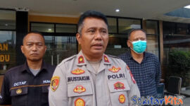 Kapolsek Cikarang, Kompol Mustakim saat memberikan klarifikasi terkait warga Cikarang yang diduga diculik dan di buang di Sukabumi ternyata hoaks 