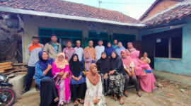 Juma fans dan temu kangen para penggemar radio Darusallam FM Tegal, emak-emak heboh berfoto, Jum’at (16/09/2022).
