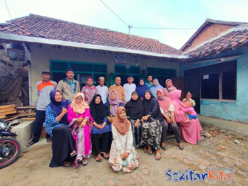 Juma fans dan temu kangen para penggemar radio Darusallam FM Tegal, emak-emak heboh berfoto, Jum’at (16/09/2022).