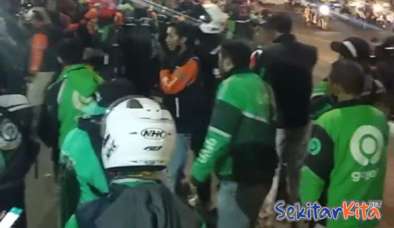 Puluhan ojol geruduk Polres Cimahi, adukan penganiayaan yang dilakukan oknum debt collector kepada pengemudi ojol, Selasa (27/09/2022) foto: tangkapan layar 