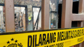 Garis polisi dipasang usai kebakaran terjadi di Kampung Sudimampir, Desa Padalarang KBB dan menewaskan satu bocah SD (Foto: Abdul Kholilulloh)