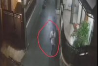 Detik-detik pelaku menusuk anak perempuan (PS) usai pulang mengaji di gang Cibereum, Kecamatan Cimahi Selatan, Kota Cimahi. (tangkap layar video viral).