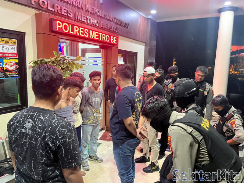 Polres Metro Bekasi berhasil menangkap 4 orang Geng Motor dan mengamankan 10 Sajam dari tangan tersangka. Minggu (02/10/2022) foto: Arjun/ KabarNegri 