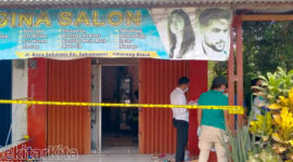 Geger penempatan mayat diduga seorang waria pekerja salon kecantikan di Kampung Sukamantri, Desa Sukaraya, Kecamatan Karangbahagia, Kabupaten Bekasi, polisi lakukan olah TKP, Senin (03/10/2022) foto: Arjun/ dok. SekitarKita.net