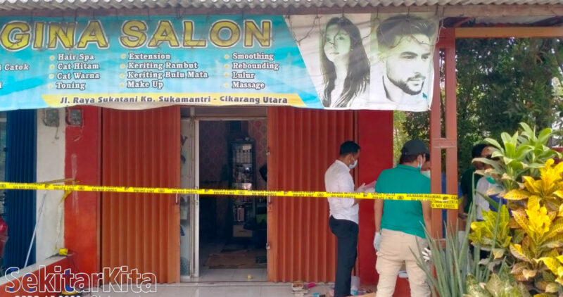 Geger penempatan mayat diduga seorang waria pekerja salon kecantikan di Kampung Sukamantri, Desa Sukaraya, Kecamatan Karangbahagia, Kabupaten Bekasi, polisi lakukan olah TKP, Senin (03/10/2022) foto: Arjun/ dok. SekitarKita.net