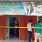 Geger penempatan mayat diduga seorang waria pekerja salon kecantikan di Kampung Sukamantri, Desa Sukaraya, Kecamatan Karangbahagia, Kabupaten Bekasi, polisi lakukan olah TKP, Senin (03/10/2022) foto: Arjun/ dok. SekitarKita.net