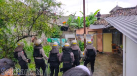 Puluhan petugas gabungan dikerahkan untuk mengamankan pria diduga ODGJ di Padalarang, Bandung Barat. Selasa 04 Oktober 2022 (foto: Abdul Kholilulloh)