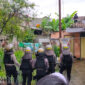 Puluhan petugas gabungan dikerahkan untuk mengamankan pria diduga ODGJ di Padalarang, Bandung Barat. Selasa 04 Oktober 2022 (foto: Abdul Kholilulloh)