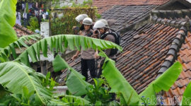 Detik-detik petugas Polisi melakukan penangkapan seorang diduga ODGJ di kampung Sudimampir Hilir RT03/RW18 Desa Kertajaya, Kecamatan Padalarang KBB (Foto: Abdul Kholilulloh)