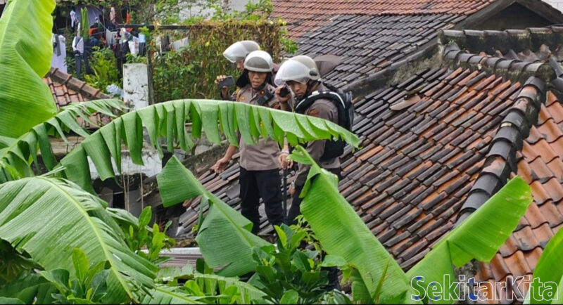 Detik-detik petugas Polisi melakukan penangkapan seorang diduga ODGJ di kampung Sudimampir Hilir RT03/RW18 Desa Kertajaya, Kecamatan Padalarang KBB (Foto: Abdul Kholilulloh)