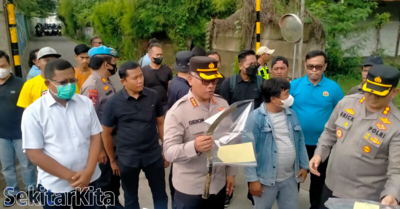 Empat pelaku begal di kawasan Cikarang Utara Kabupaten Bekasi berhasil diringkus Jajaran Polres Metro Bekasi. Rabu 05 Oktober 2022 (foto: Arjun/dok. SekitarKita.net)