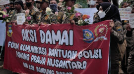 Ratusan TKK personel Satpol PP KBB dibuat kisruh dengan pernyataan beberapa tokoh Bandung Barat dan DPRD KBB. Polemik ini belum ada solusi tepat (Foto: Abdul Kholilulloh)