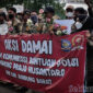 Ratusan TKK personel Satpol PP KBB dibuat kisruh dengan pernyataan beberapa tokoh Bandung Barat dan DPRD KBB. Polemik ini belum ada solusi tepat (Foto: Abdul Kholilulloh)
