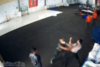 Detik-detik oknum TNI lemparkan pukulan kepada anggota Security Shoppe viral dimedia sosial (@kabarnegri)