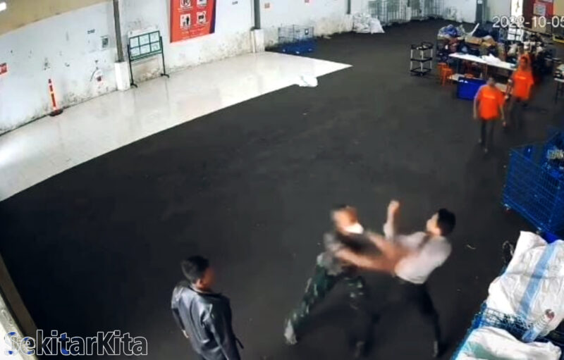 Detik-detik oknum TNI lemparkan pukulan kepada anggota Security Shoppe viral dimedia sosial (@kabarnegri)