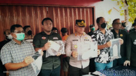 Jajaran Polres Metro Bekasi berhasil mengungkap kasus pembunuhan di Kampung Sukamantri, Desa Sukaraya, Kecamatan Karang Bahagia, Kabupaten Bekasi. Sabtu 08 Oktober 2022 (foto: Arjun/ tim SekitarKita.net)