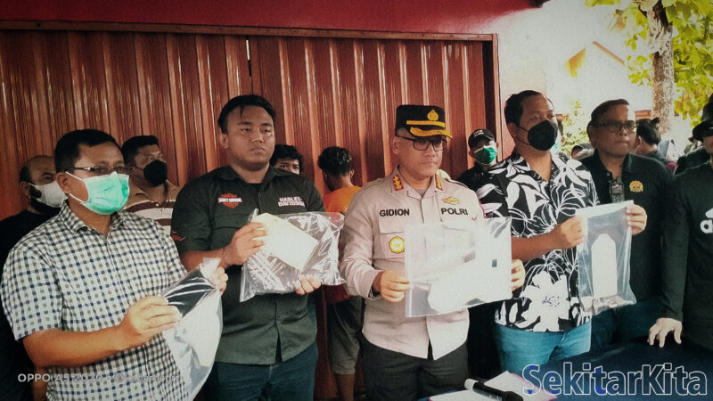 Jajaran Polres Metro Bekasi berhasil mengungkap kasus pembunuhan di Kampung Sukamantri, Desa Sukaraya, Kecamatan Karang Bahagia, Kabupaten Bekasi. Sabtu 08 Oktober 2022 (foto: Arjun/ tim SekitarKita.net)