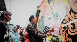 Walikota Cimahi, Ngatiyana meresmikan kampung Seribu Warna, di kampung Hujan Kulon RT08/RW05 Kelurahan Utama, Kecamatan Cimahi Selatan 