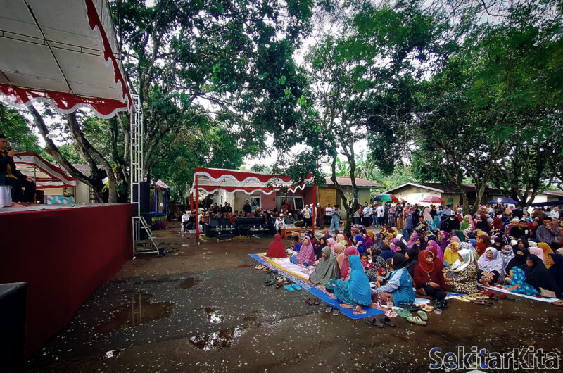 Ratusan warga dua desa di Desa Tanjolaut dan Desa Cisomang Barat menghadiri kegiatan Maulid Nabi Muhammad SAW (foto: Abdul Kholilulloh)