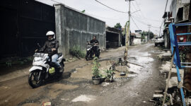 Viral jalan bolong dan rusak parah warga Kampung Picung, Desa Cipatik, Kecamatan Cihampelas KBB di tanah pohon pisang ditengah jalan (foto: istimewa)