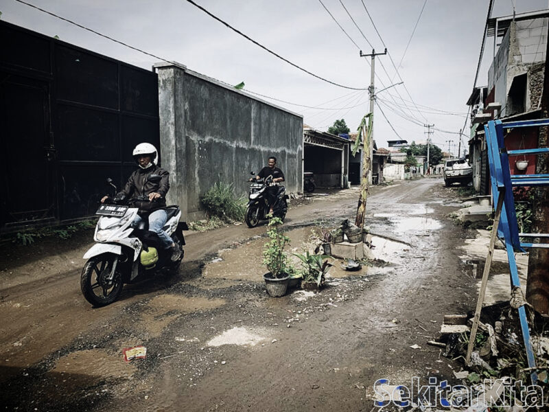 Viral jalan bolong dan rusak parah warga Kampung Picung, Desa Cipatik, Kecamatan Cihampelas KBB di tanah pohon pisang ditengah jalan (foto: istimewa)