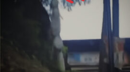 Kain menyerupai pocong di pasang oknum untuk menakuti pengendara yang melintas di jalan Kolonel Masturi, Kecamatan Cisarua KBB (tangkapan layar video viral)