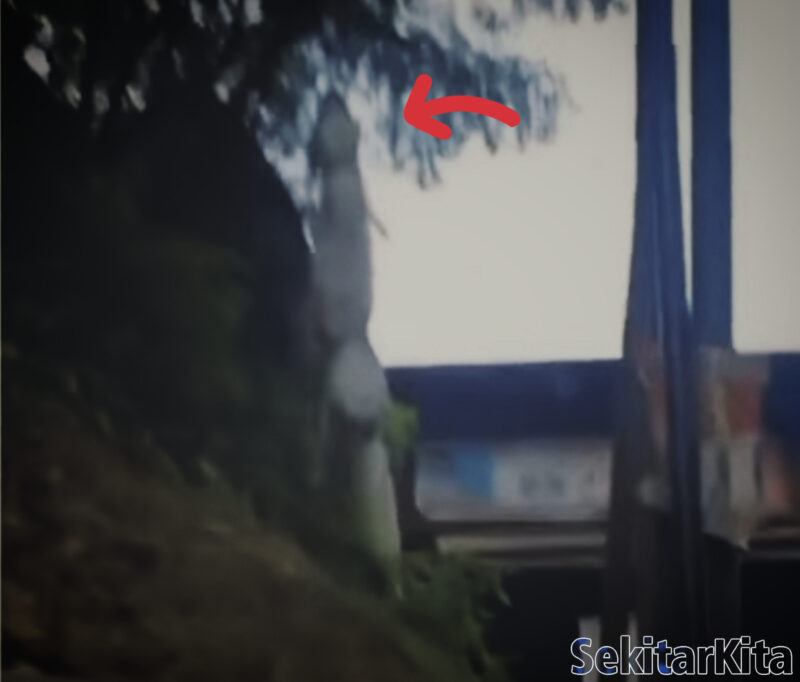 Kain menyerupai pocong di pasang oknum untuk menakuti pengendara yang melintas di jalan Kolonel Masturi, Kecamatan Cisarua KBB (tangkapan layar video viral)