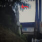 Kain menyerupai pocong di pasang oknum untuk menakuti pengendara yang melintas di jalan Kolonel Masturi, Kecamatan Cisarua KBB (tangkapan layar video viral)