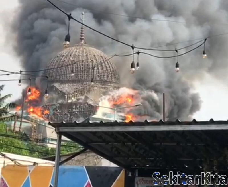 Detik-detik kubah masjid Islamic Centre Koja Jakarta Utara ambruk pasca terbakar (@berbagiinfo_peristiwa)