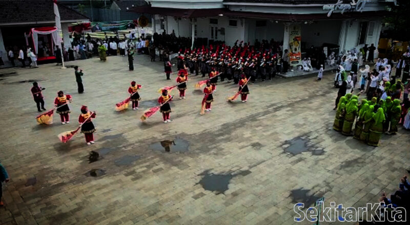 Marching band meriahkan HSN 2022 dihadapan ribuan santri se Kabupaten Bekasi (foto; Sofyan)