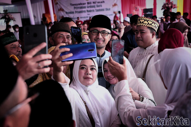 Plt Bupati Kabupaten Bandung Barat, Hengky Kurniawan saat sesi foto dihari Santri Nasional HSN (foto: Hummas KBB)