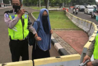 Seorang wanita bercadar Kedapatan membawa senjata pistol jenis FN di istana Negara Jakarta, dan sudah diamankan Polisi.
