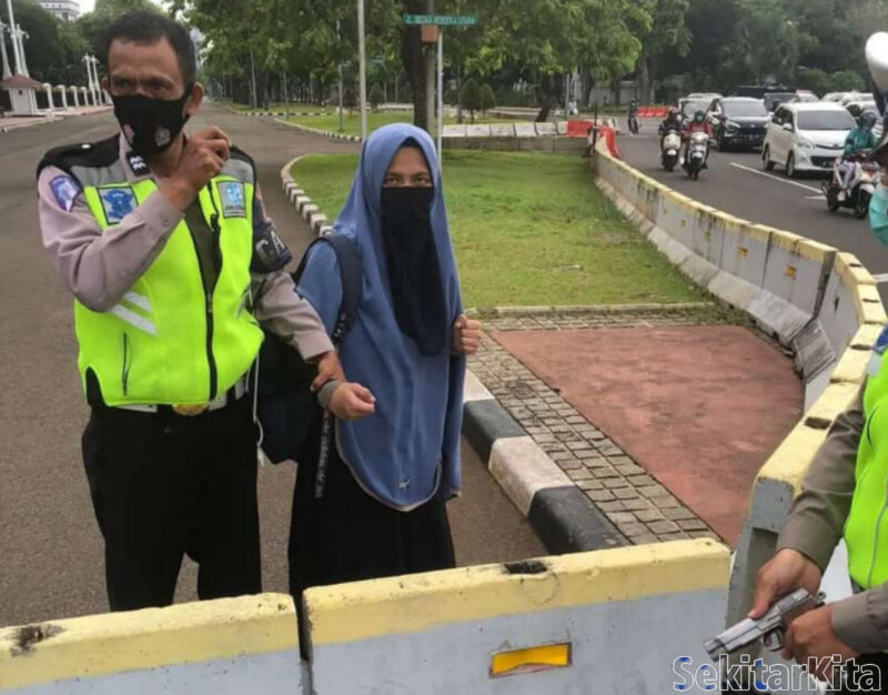 Seorang wanita bercadar Kedapatan membawa senjata pistol jenis FN di istana Negara Jakarta, dan sudah diamankan Polisi.