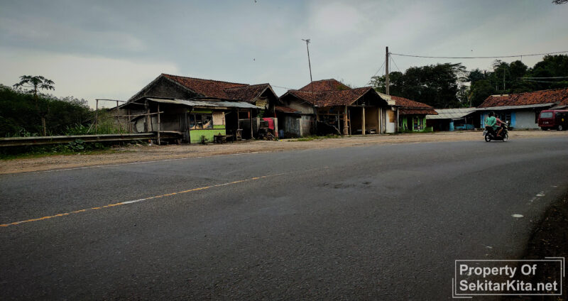 Lokasi diduga warung remang-remang, Satpol PP KBB dan perangkat Desa Sumur Bandung akan melakukan pembongkaran bangunan (foto: Abdul). 