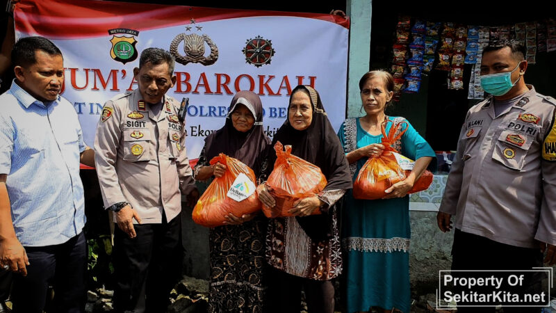 Jajaran personel Polres Metro Bekasi dan Polsek Kedungwaring berikan 100 paket sembako.