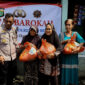 Jajaran personel Polres Metro Bekasi dan Polsek Kedungwaring berikan 100 paket sembako.