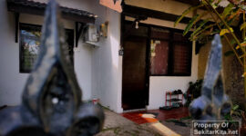 Kondisi rumah penyekapan di Desa Cilame, Kecamatan Ngamprah KBB sepi, usai pemilik rumah diamankan Polisi. (foto: Abdul)